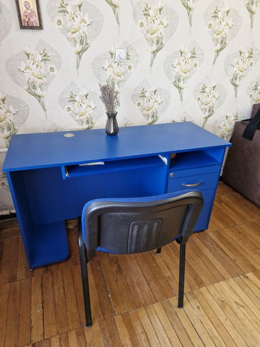 Продам стол компьютерный со стулом 1.000гр