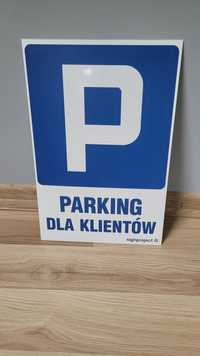 Plastikowa pleksa z napisem ,,Parking dla klientów "