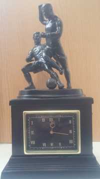Продам настольные/каминные часы Футболисты «Подкат», 1962 год.