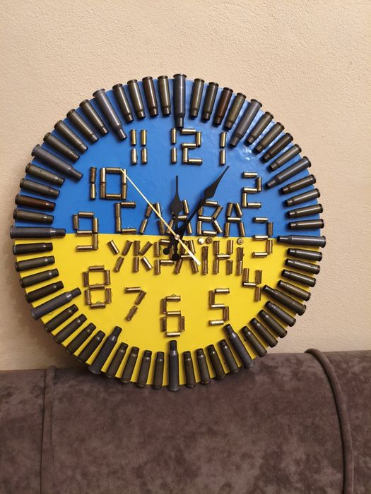 Патріотичний годинник з гільз