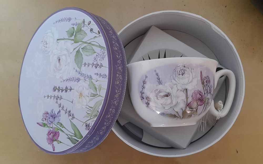 Conjunto de Xícara e pires de porcelana