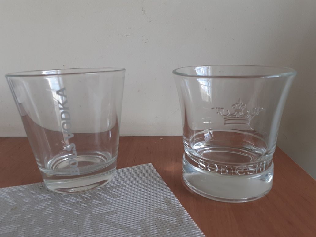 Szklanki Sobieski i Bols Vodka.