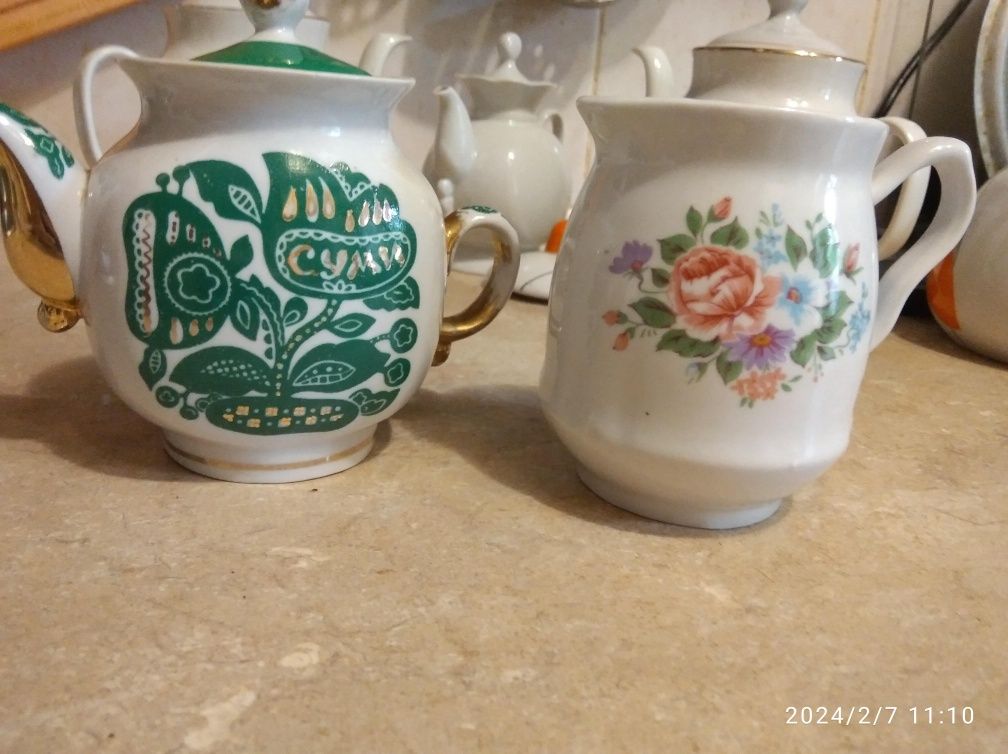 Продам  4 чайника времён СССР,сервиз,молочник и т.д