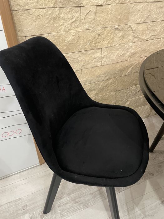 Stół okrągły + 4 krzesła welurowe czarne • Zadbany komplet