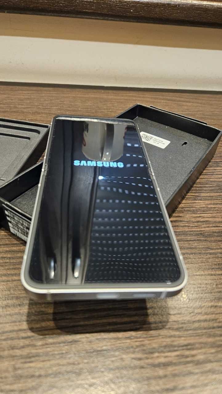 Samsung ZFlip6 jak nowy, srebrny, 256GB, gwarancja, FV23
