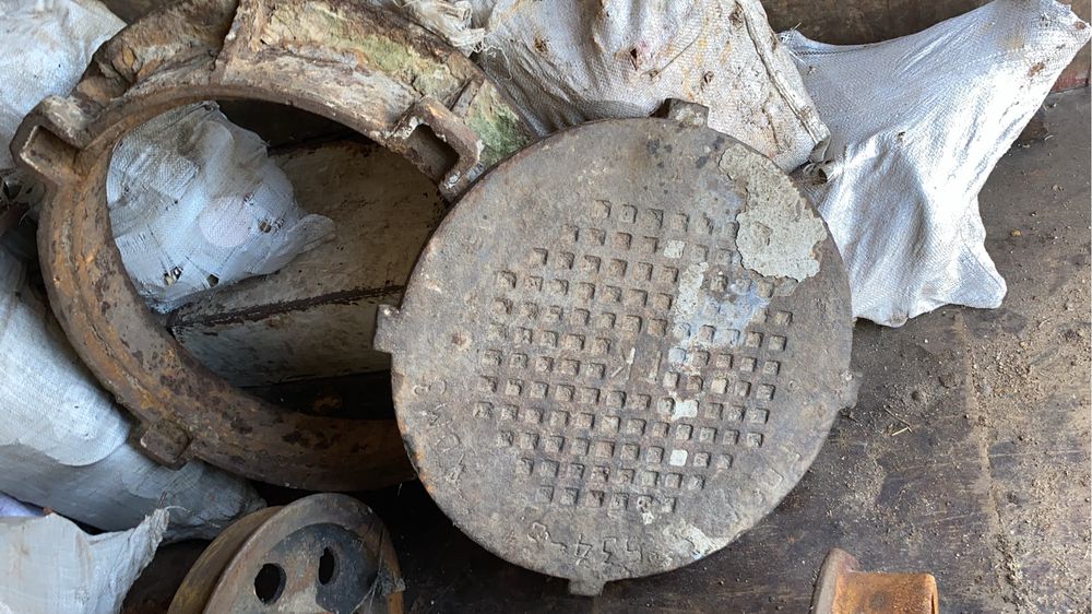 Люк каналізації разом з основою