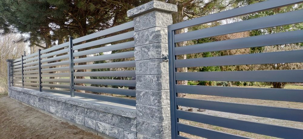 montaż ogrodzeń, minikoparka, wywrotka.