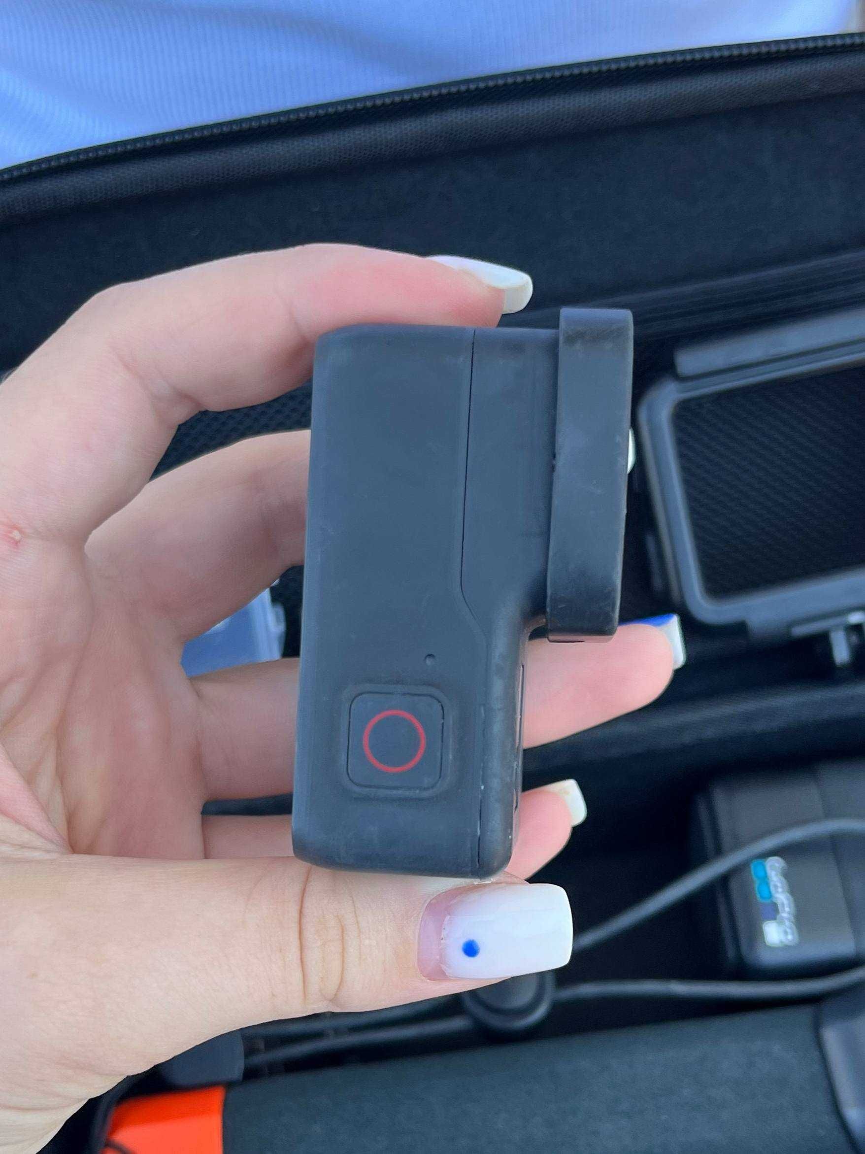 Екшн-камера GoPro HERO 7 black із зарядною станцією.