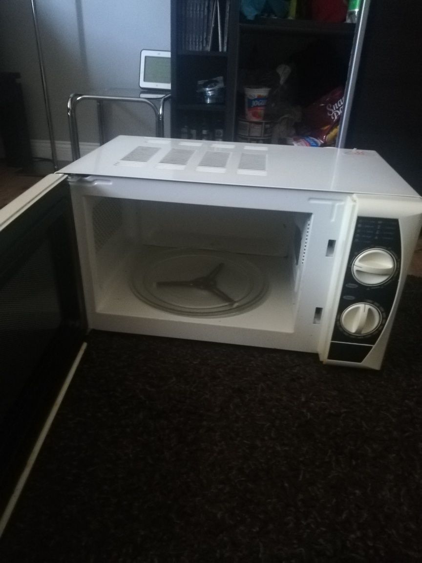 Kuchenka mikrofalowa mikrofalówka 700E z grillem