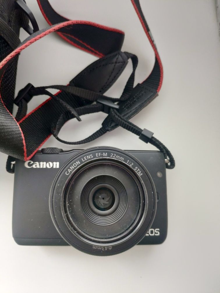 Фотоаппарат Canon EOS M10 с объективом 22 мм f1:2