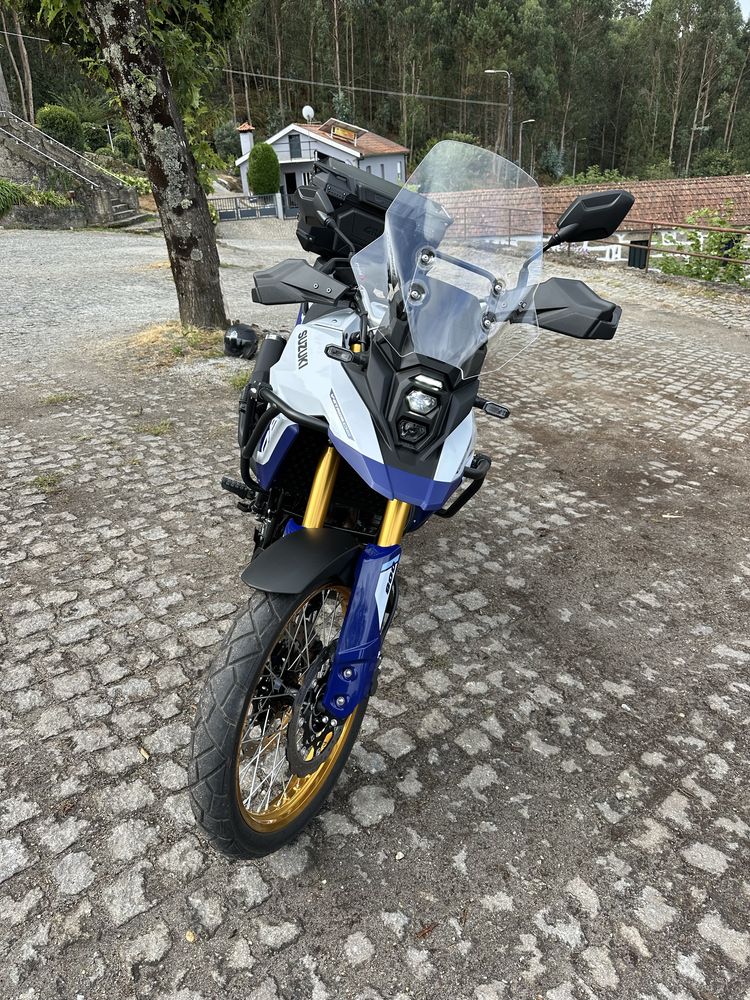 Suzuki V-Storm 800 como nova