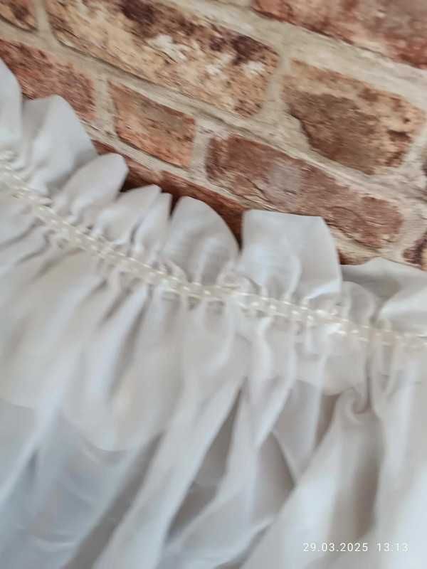Piękna krótka firanka/zasłona na okno ze ściągaczami i srebną obwódką