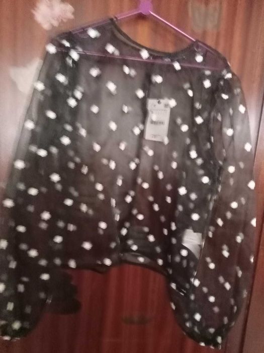 Blusa Zara nova Preta Transparente  com flores, tamanho S grande