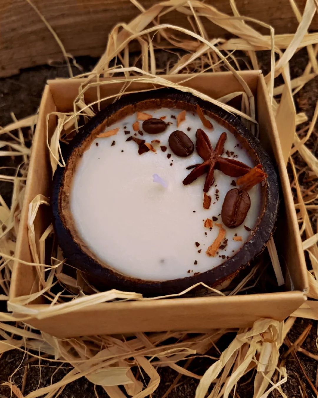 Свічка в кокосі з соєвого воску