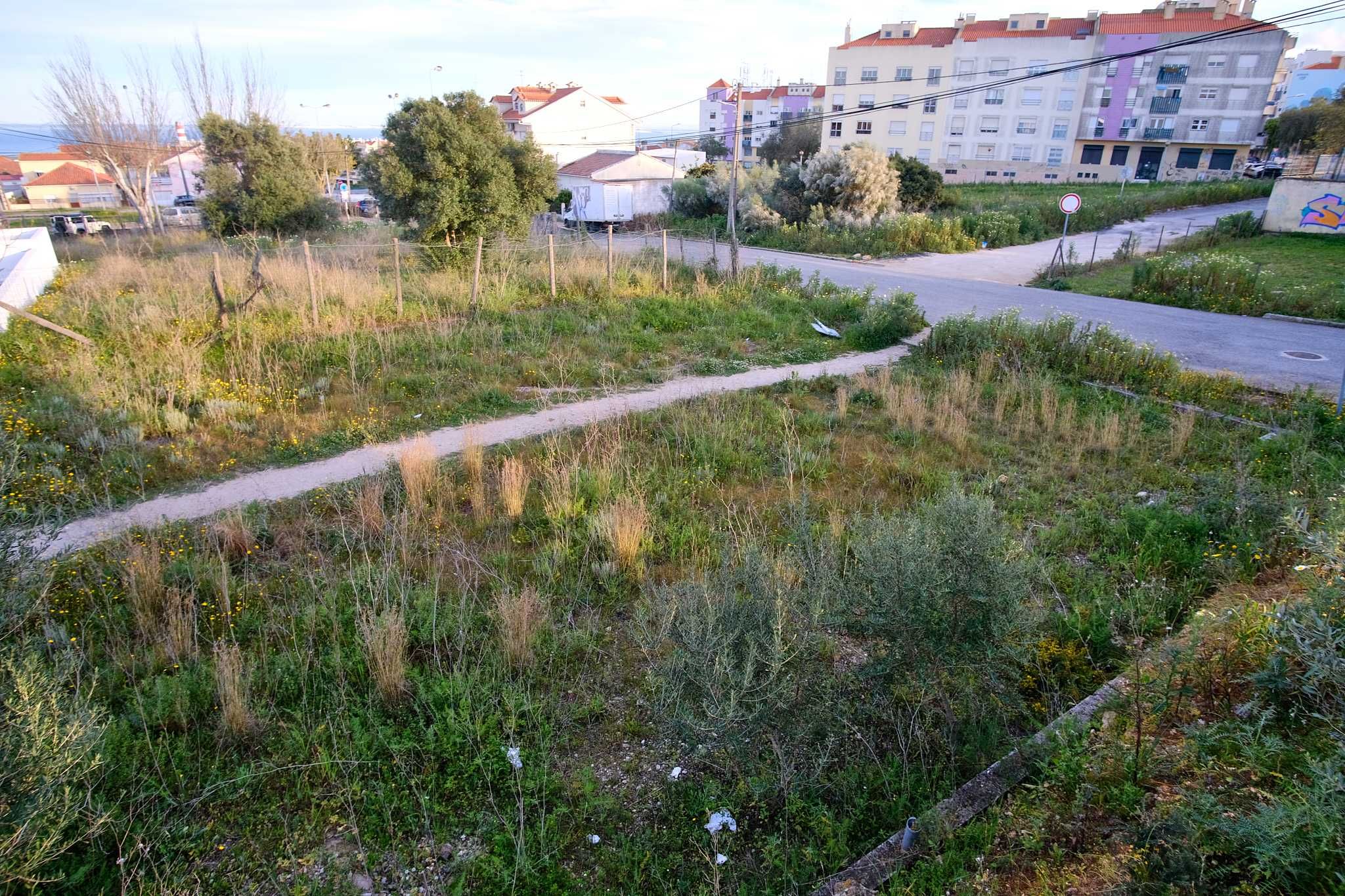 Terreno desafogado em excelente local tranquilo de Sta Iria de Azóia