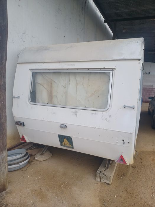 Caravana sem dcs ideal para terreno ou reconstrução está vazia por den