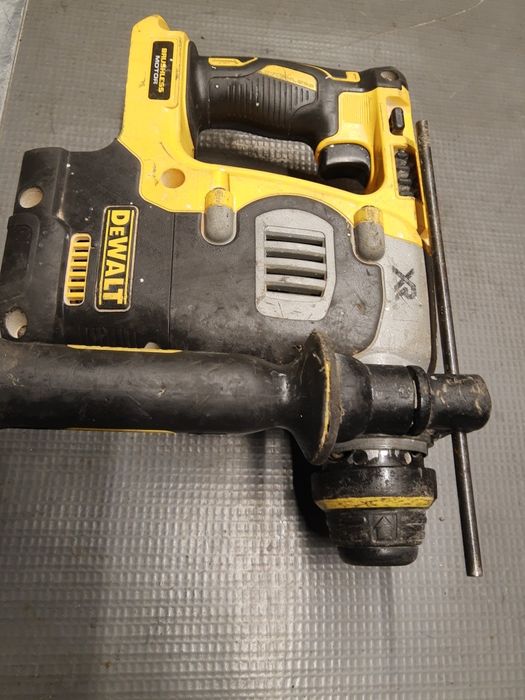 DeWalt  DCH273 młotowiertarka uszkodzona