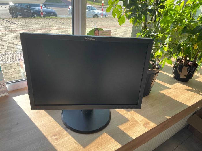 Monitor 24” Lenovo LT2452PWC 1920x1200p LED IPS DVI DP PIVOT WUXGA