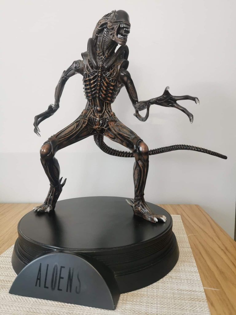 Palisades Collectibles-Signature Series 243/1500-Warrior Alien Statue