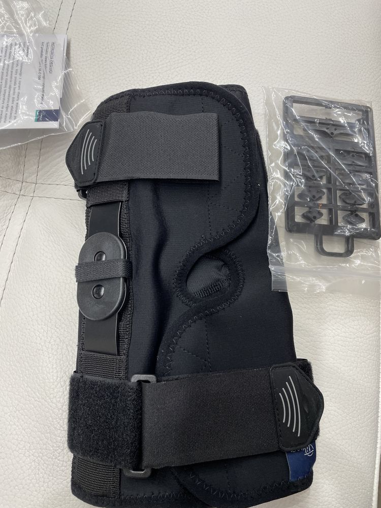Stabilizator stawu kolanowego z szynami  otwarty