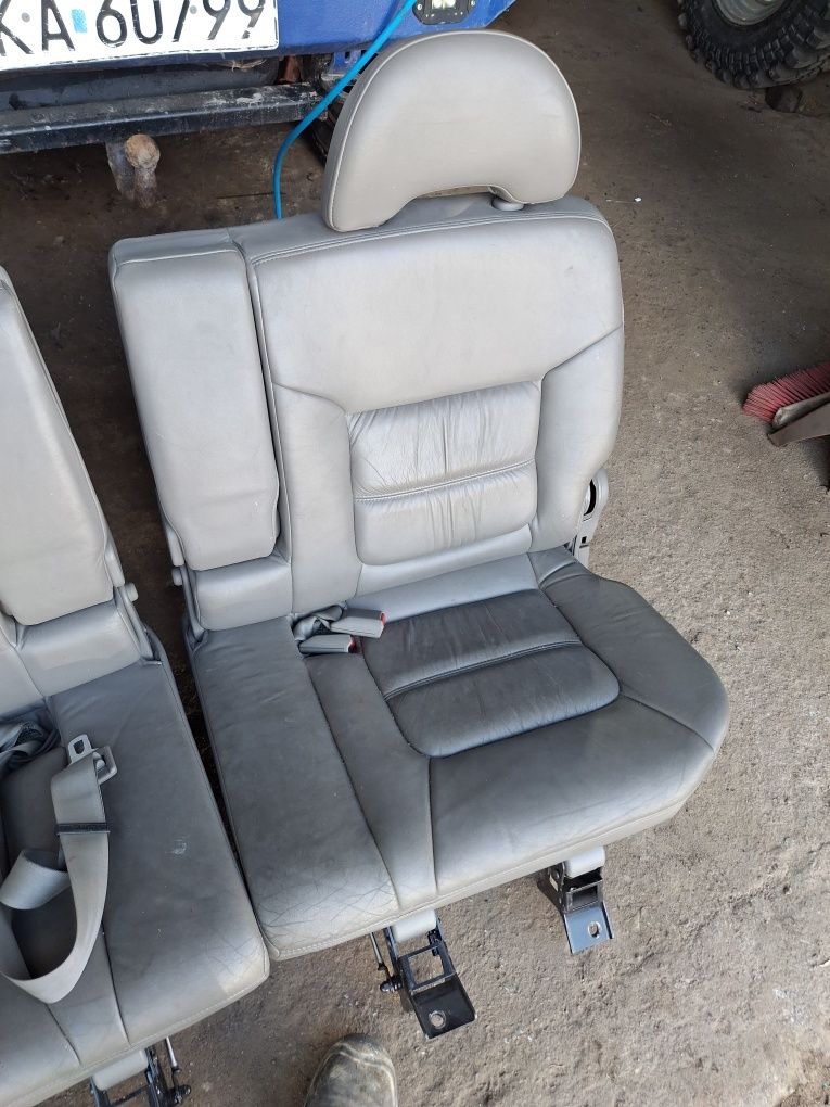 Fotele Nissan patrol gr y61 drugi rząd Stan bardzo dobry skóra