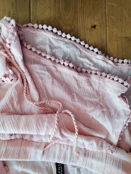 Krótkie spodenki H&M rozmiar 36
Kolor pudrowy róż,
Gumka w pasie + szn