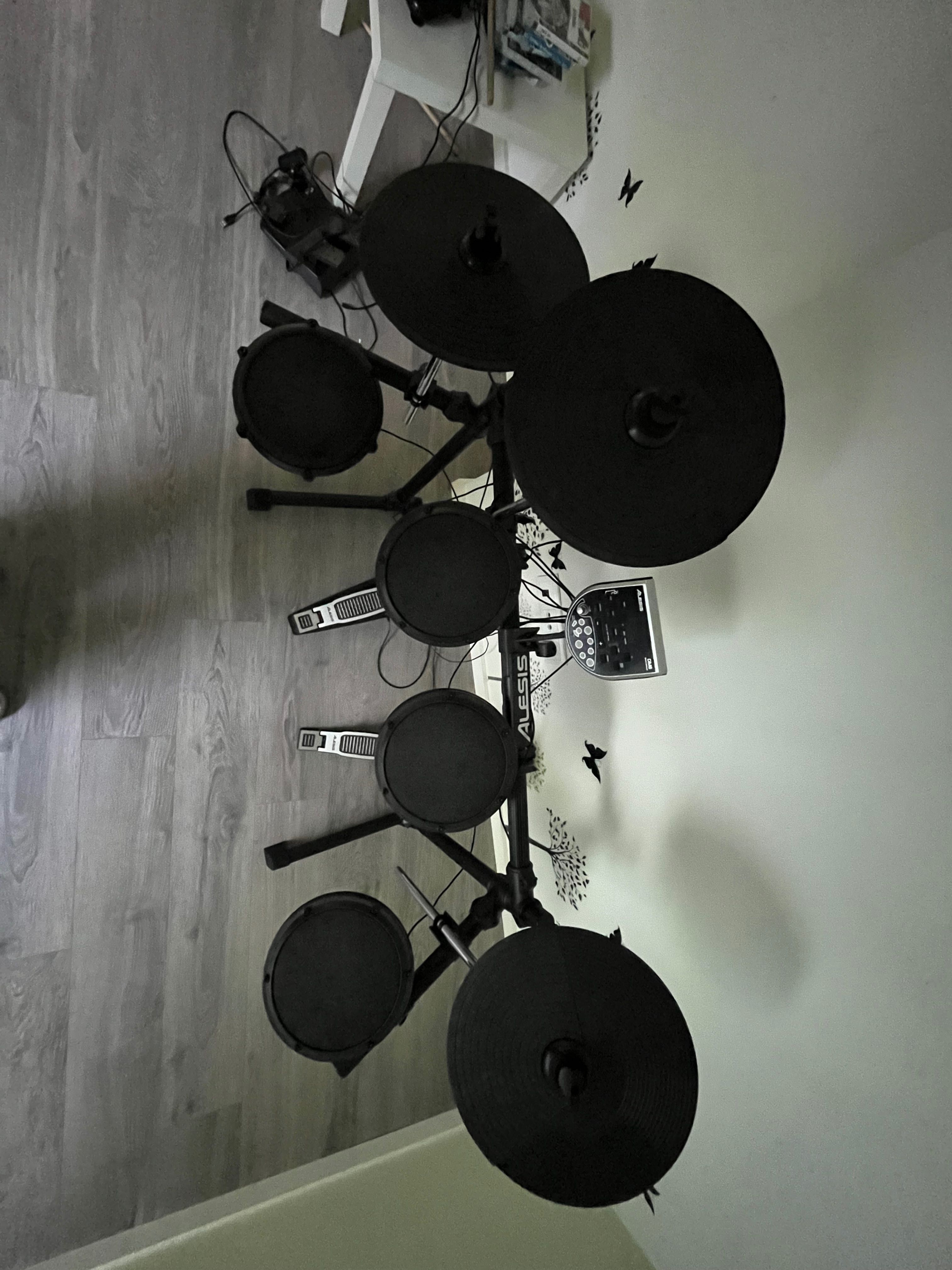 bateria elétrica Alesis praticamente nova