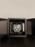 Omega x Swatch SO33G100 Earth - Unikalny design z motywem Ziemi