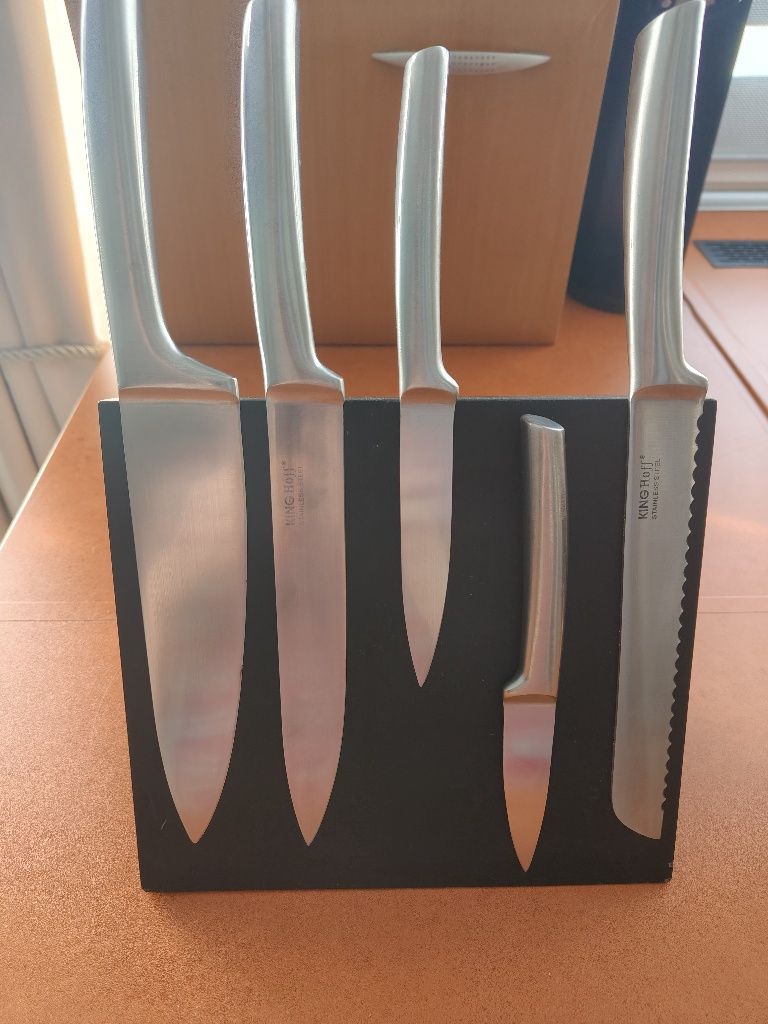 zestaw noży na stojaku magnetycznym lub w bloku