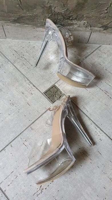 Pretty Little Thing szpilki sandały transparentne platforma 40