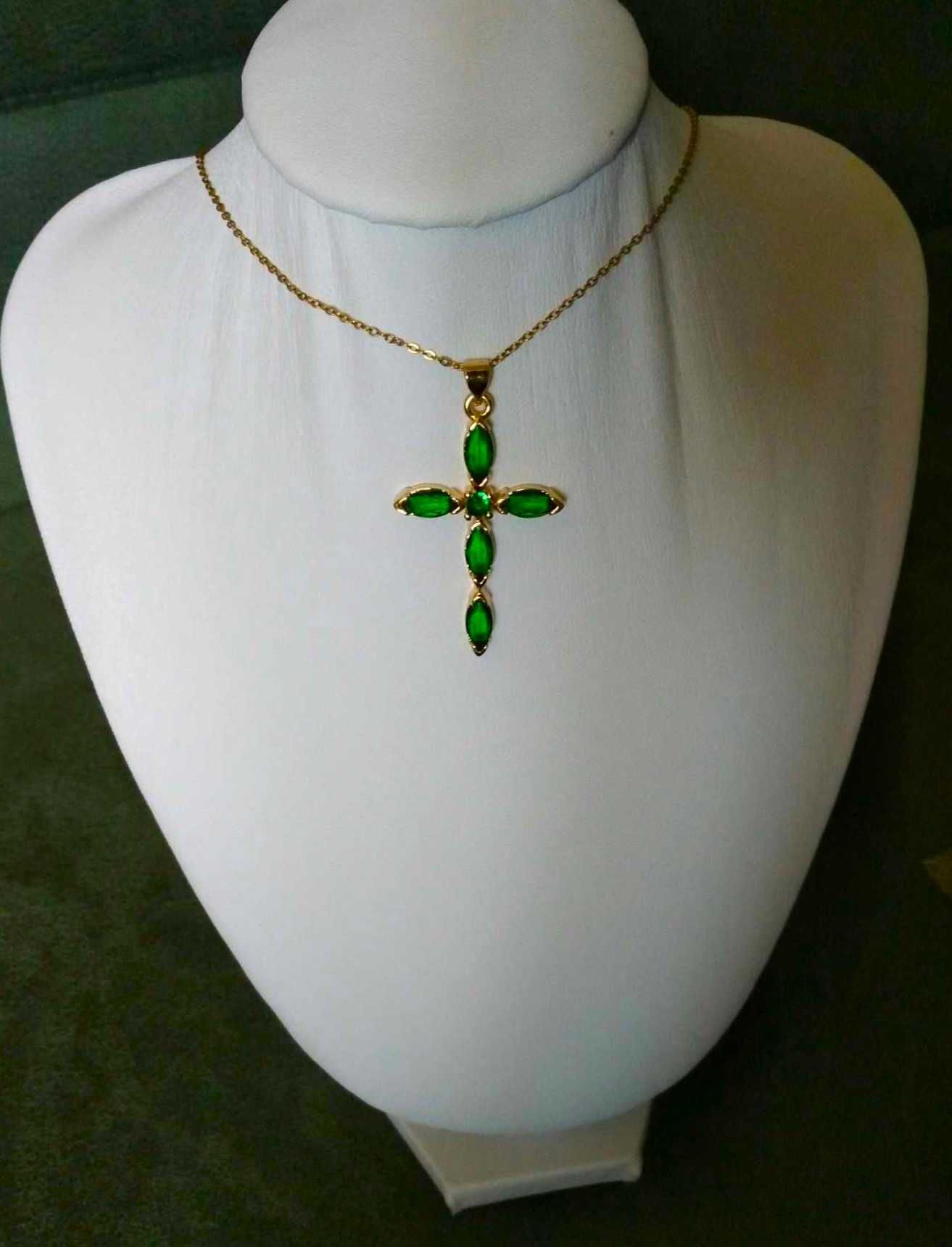 Colar Aço Dourado c/ Cruz de Pedras Verdes NOVO