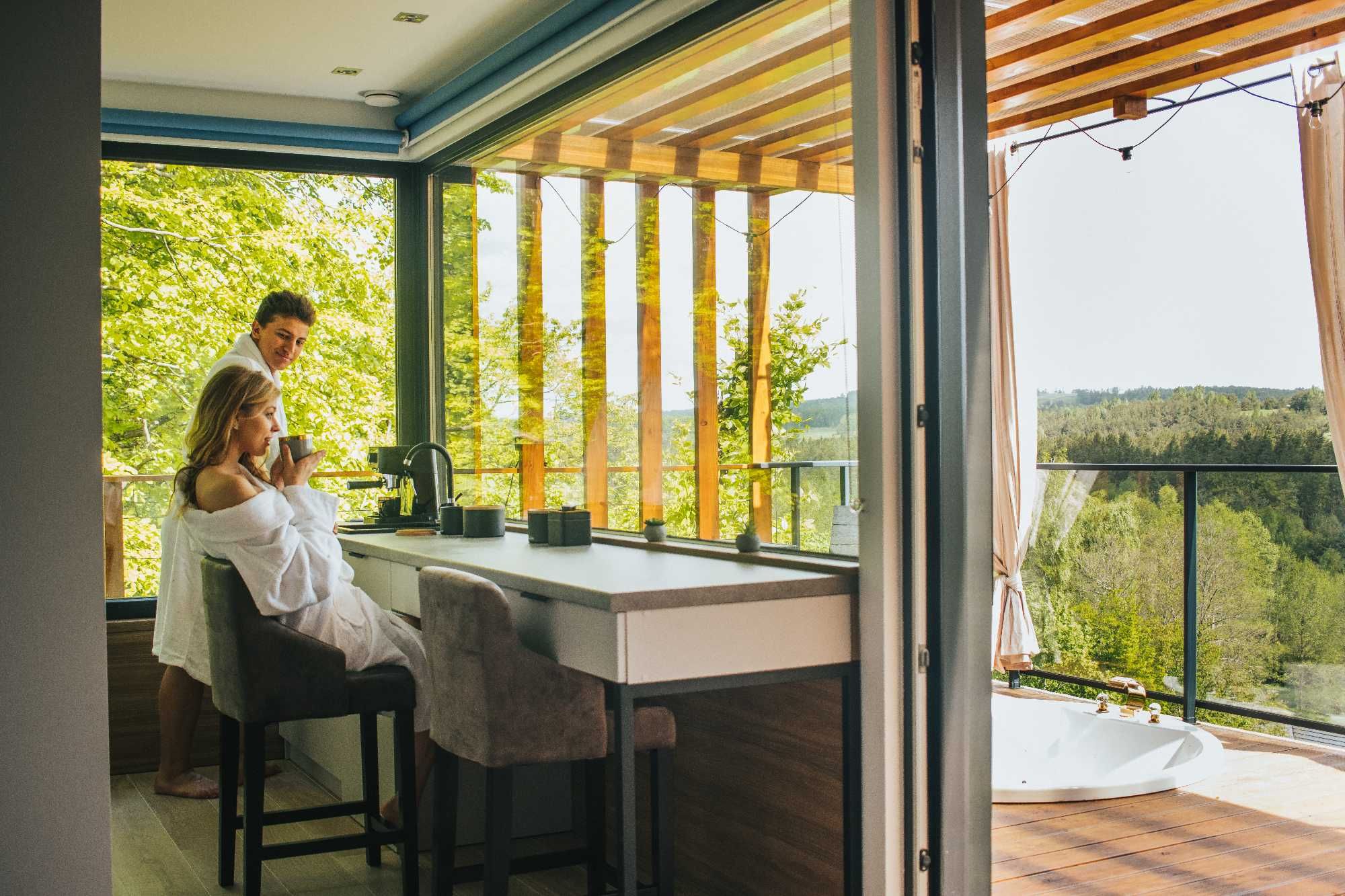 Domek na skale z jacuzzi sauna SPA na wyłączność nad jeziorem majówka