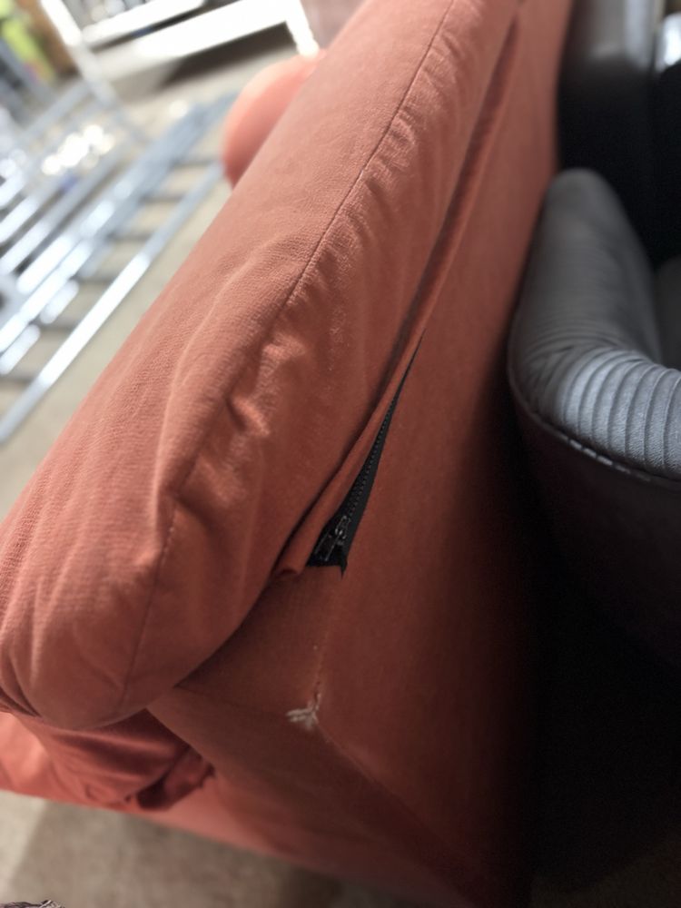 Sofa laranja de 2 lugares