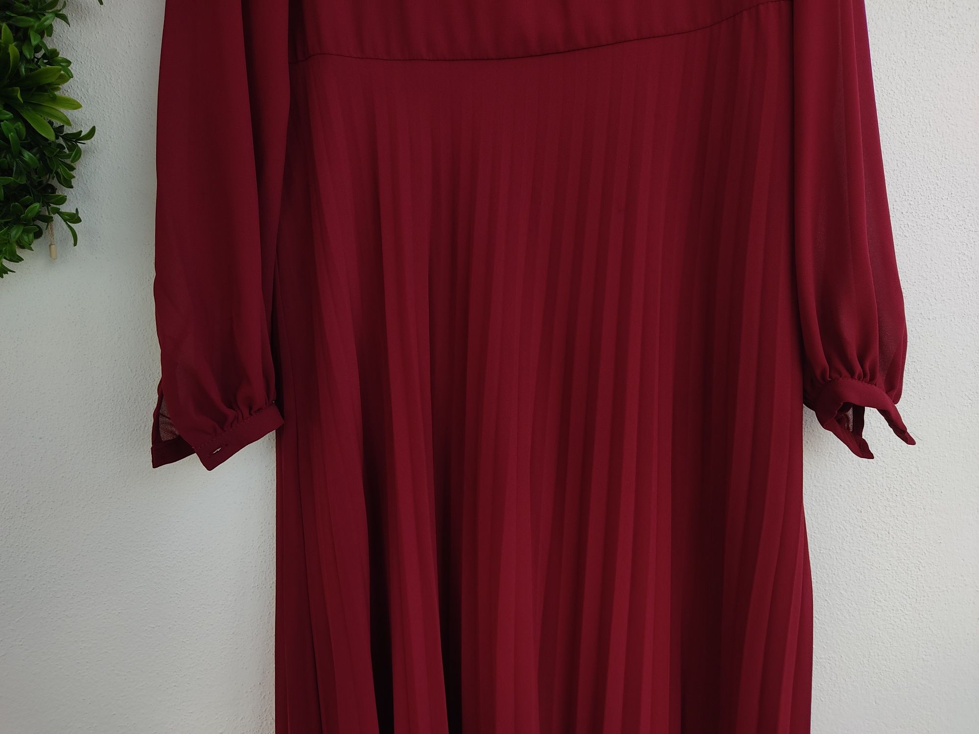 Vestido comprido plissado bordeaux