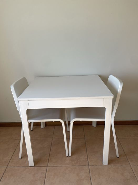 Mesa + 2 cadeiras