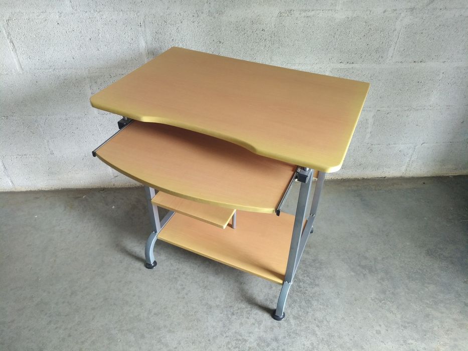 Secretaria multifuncional estrutura metálica e madeira.medidas em foto