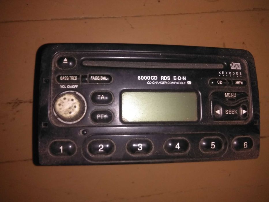 Радіоприйомник "ретро" БЮІК і форд Мондео.