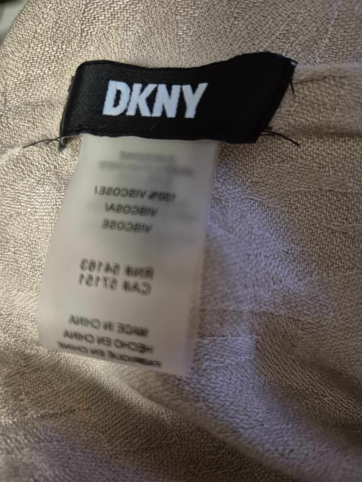 Szal beżowy marki Donna Karan