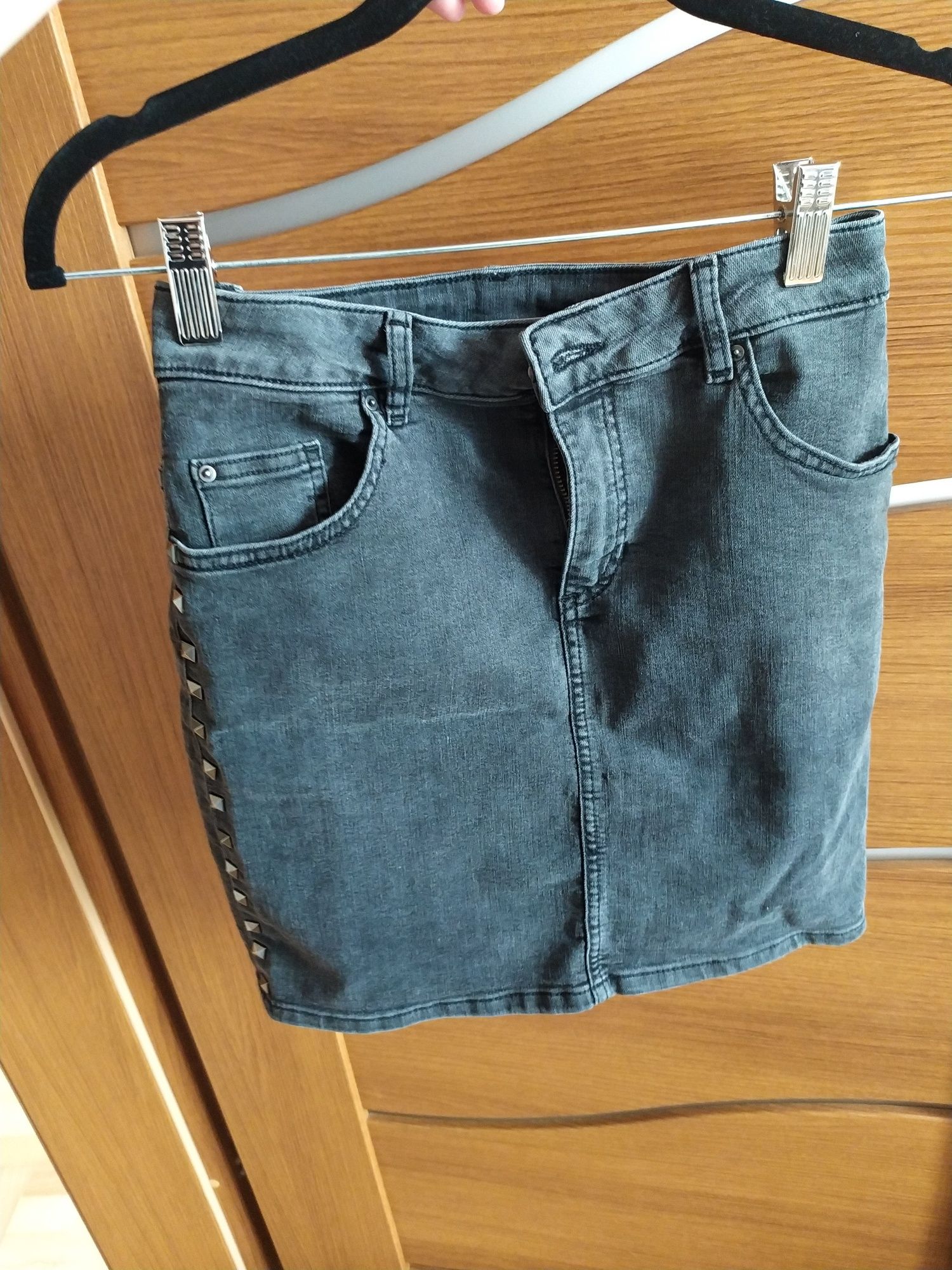 jeansowa spódnica z ćwiekami