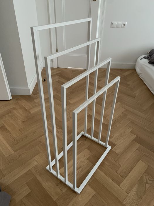 Wieszak stojacy na reczniki biały minimalistyczny