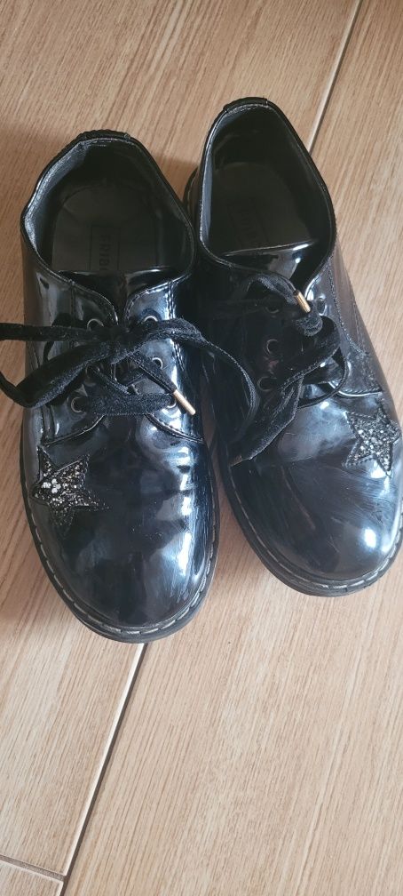 Buty wiosenne,eleganckie czarne trapery lakierowane,sznurowane