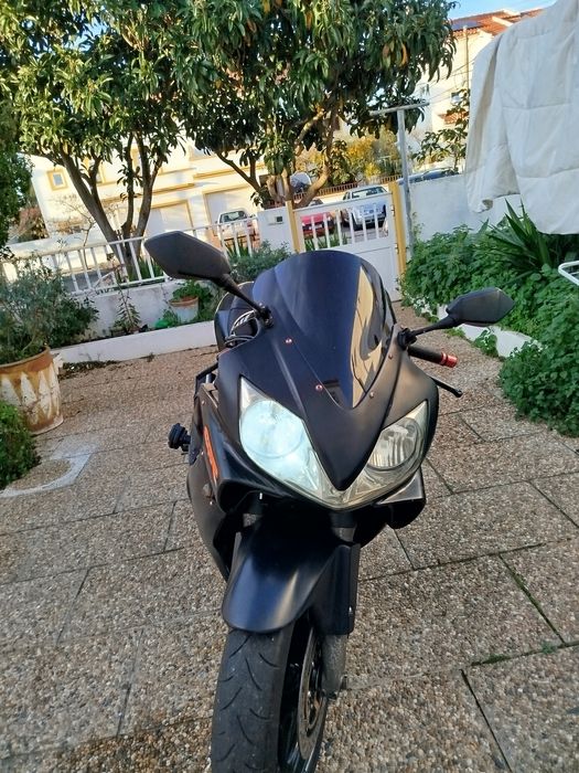 Vende se.  CBR 600 sport muito bem estimada