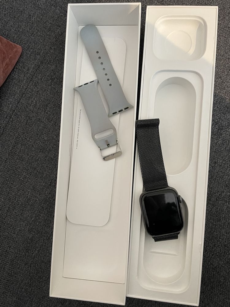 Apple iWatch series 4 GPS, koperta 44mm, gwiezdna szarosc + bransoleta