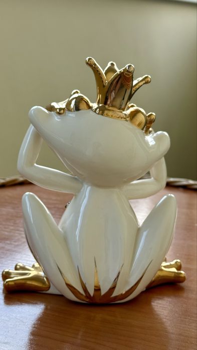 Вишукана статуетка символу достатку: жаба в короні