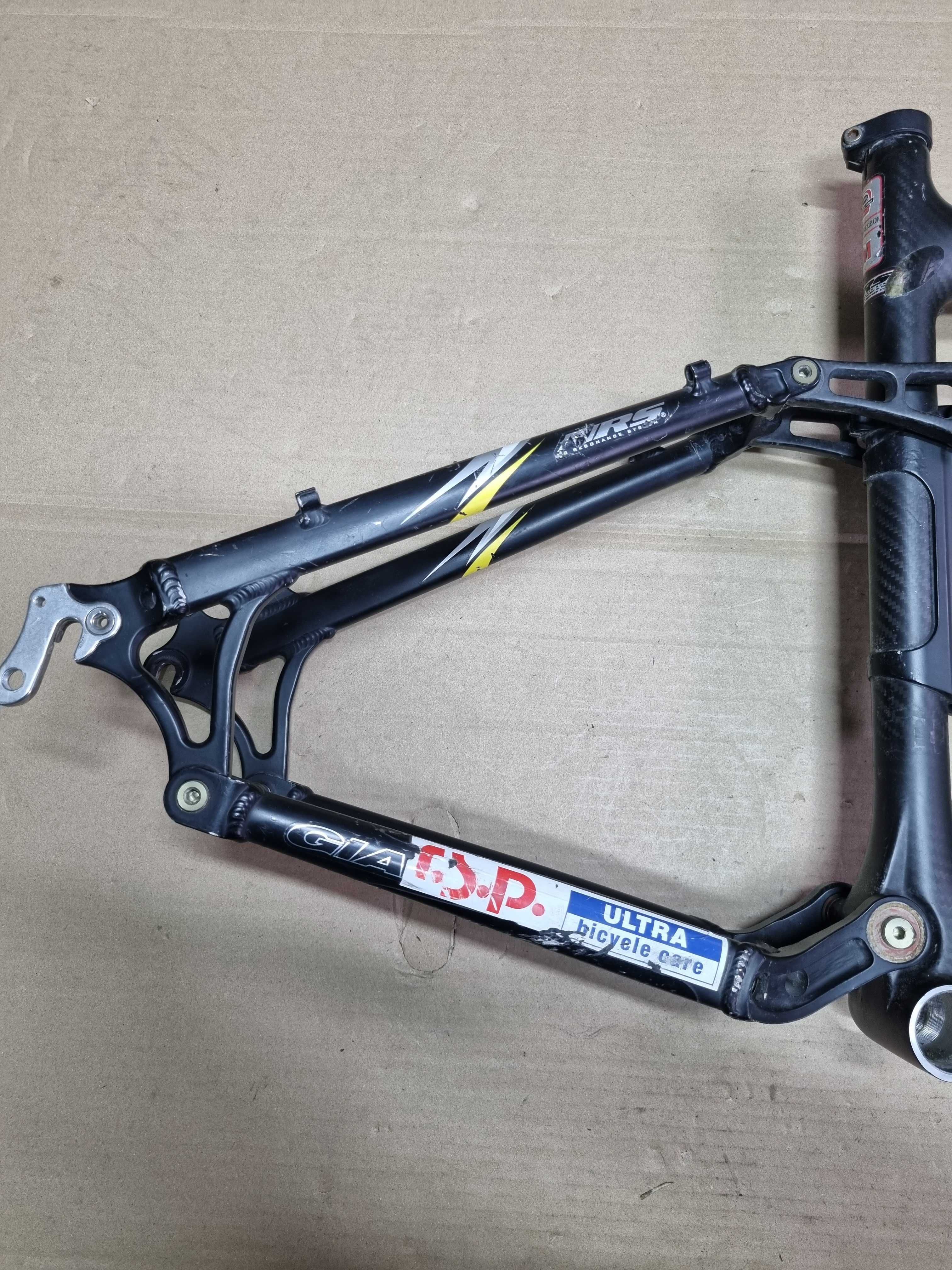 Rama typu full Giant NRS Carbon, pod 26