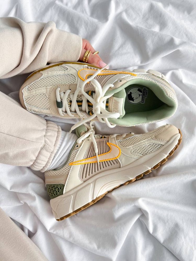 Кросівки Жіночі Nike Wmns Air Zoom Vomero 5 'Pale Ivory Oil Green'