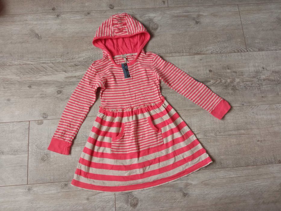 Sweterkowa sukienka z kapturem z długim rękawem paski 134