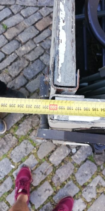 Atrelado com caixa basculante