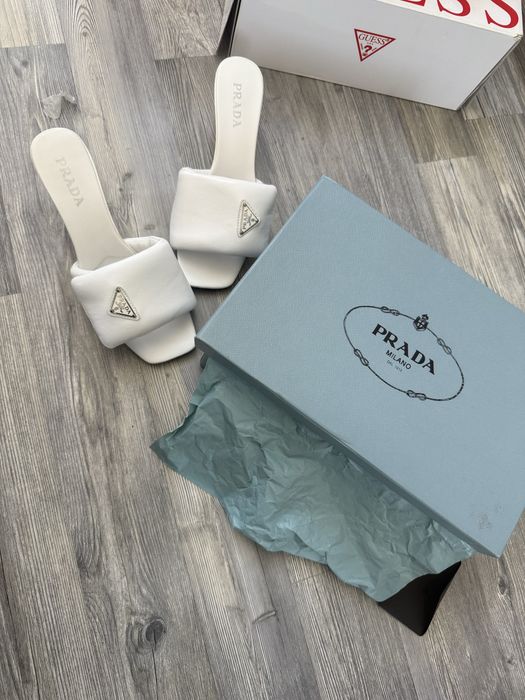 білі босоніжки Prada