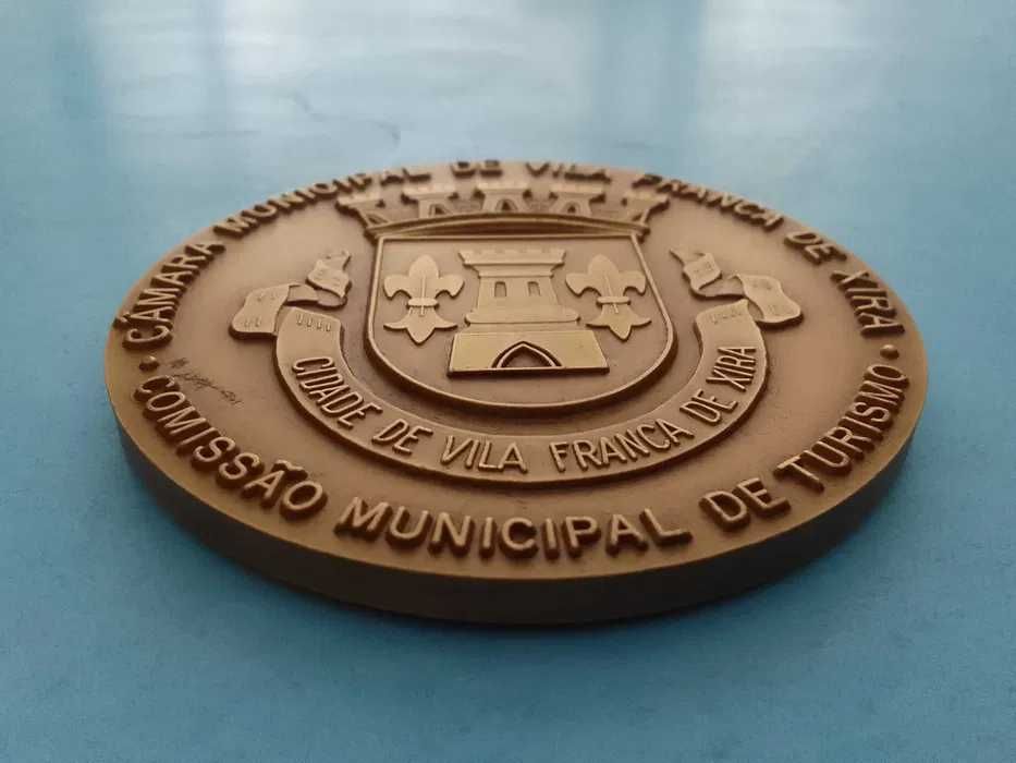 Medalhão comemorativo dos 50 anos da Ponte Marechal Carmona